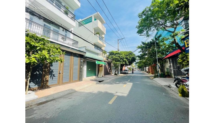Ngộp, bán nhà 2 tầng, Lã Xuân Oai, 90m2, ngang 8m, đẹp, ở ngay, nhỉnh 5.5 tỷ,